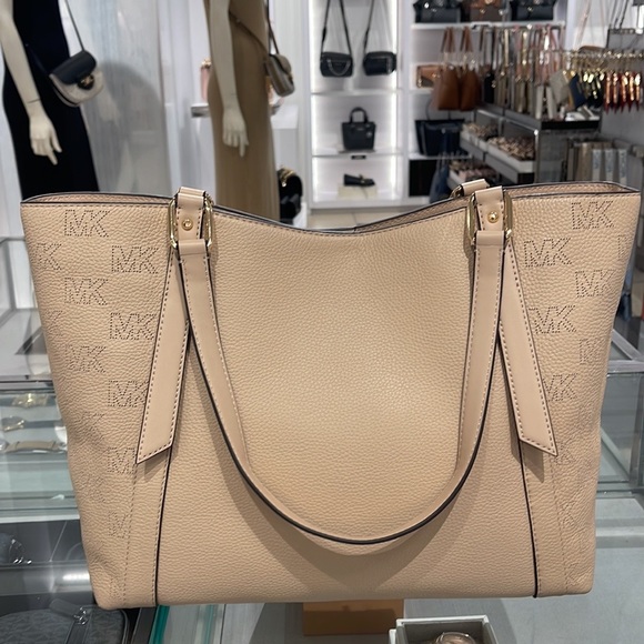 MICHAEL KORS ARLO LARGE GRAB BAG SHOULDER TOTE MK LEATHER GOLD~2 BAGS IN 1
Buff - Picture 3 of 16